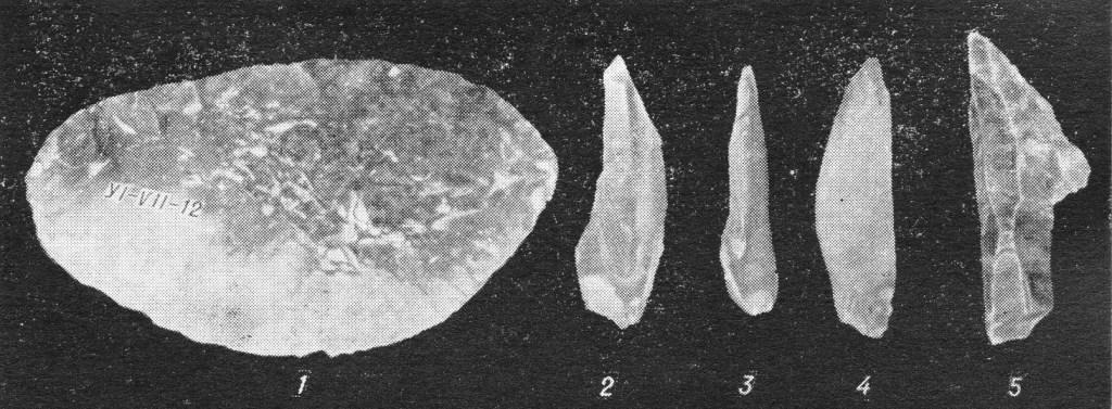 Изделия из седьмого (верхнепалеолитического) слоя стоянки Ушки-I (3/4 натуральной величины): 1 – нож; 2-5 – резцевидные острия; 1-4 – из халцедона; 5 – из кремня. 