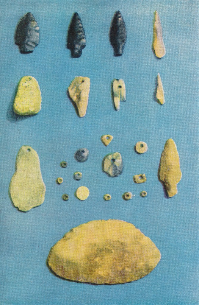 Каменные наконечники стрел, резцевидные острия, подвески и халцедоновый нож из палеолитического слоя VII Камчатской стоянки Ушки - I.