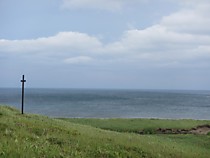 Вид на бухту Командор. Мемориальный крест (Остров Беринга, бухта Командор; фото Н. А. Адукановой).