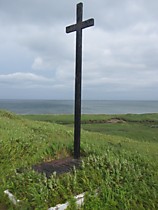 Мемориальный крест на склоне сопки (Остров Беринга, бухта Командор; фото Н. А. Адукановой).